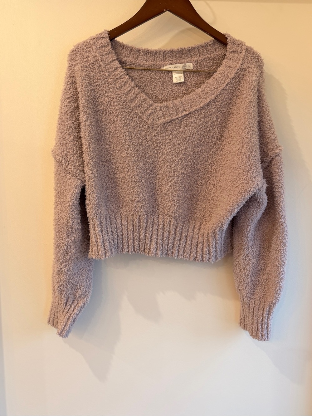 Altar'd State Cropped Fuzzy V-Neck Sweater - Mauve Pink
